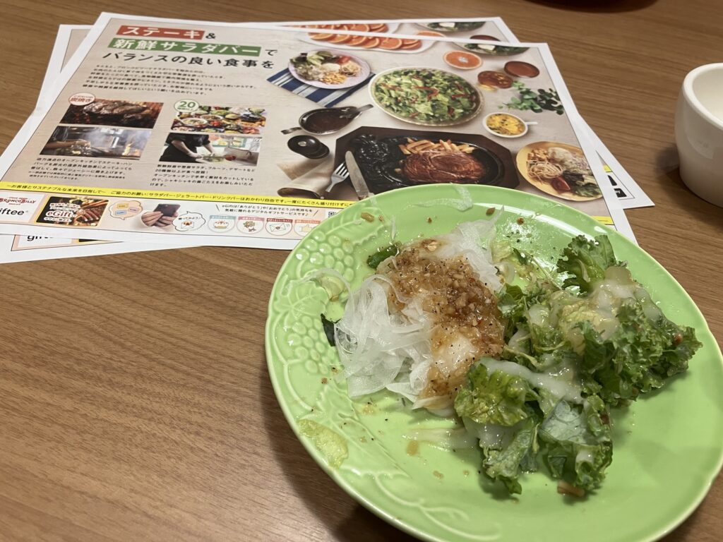 ブロンコビリーのサラダバー。ブロッコリー、たまねぎスライス。