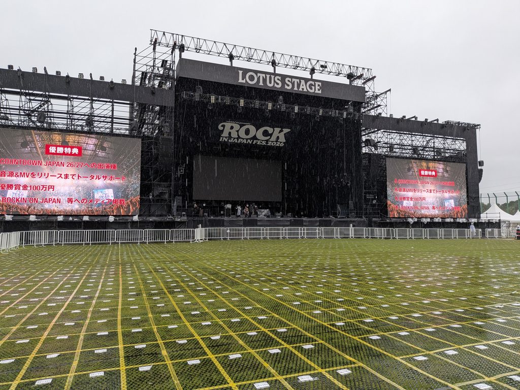 雨が降るROCK IN JAPAN FESTIVAL 2026のLOTUS STAGE
