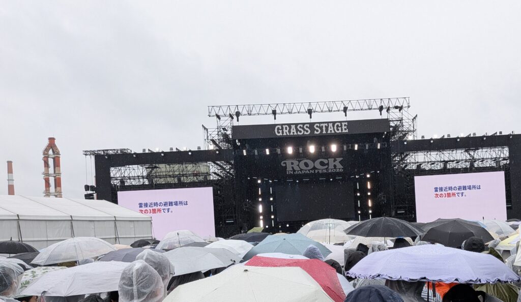 雨の中のROCK IN JAPAN FESTIVAL 2026 GRASS STAGE