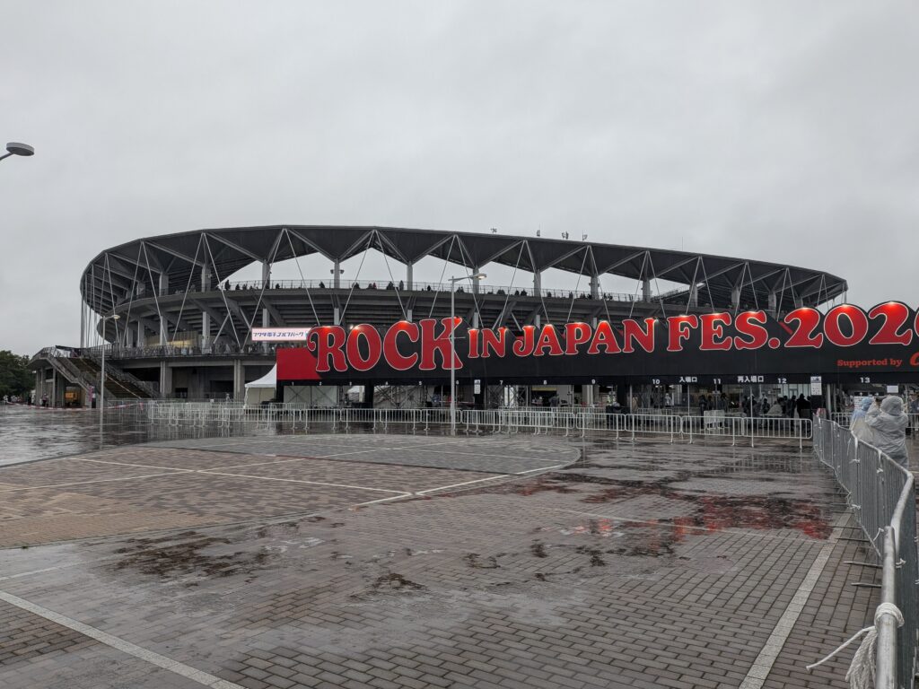 ROCK IN JAPAN FESTIVAL 2026の会場入口と雨の様子